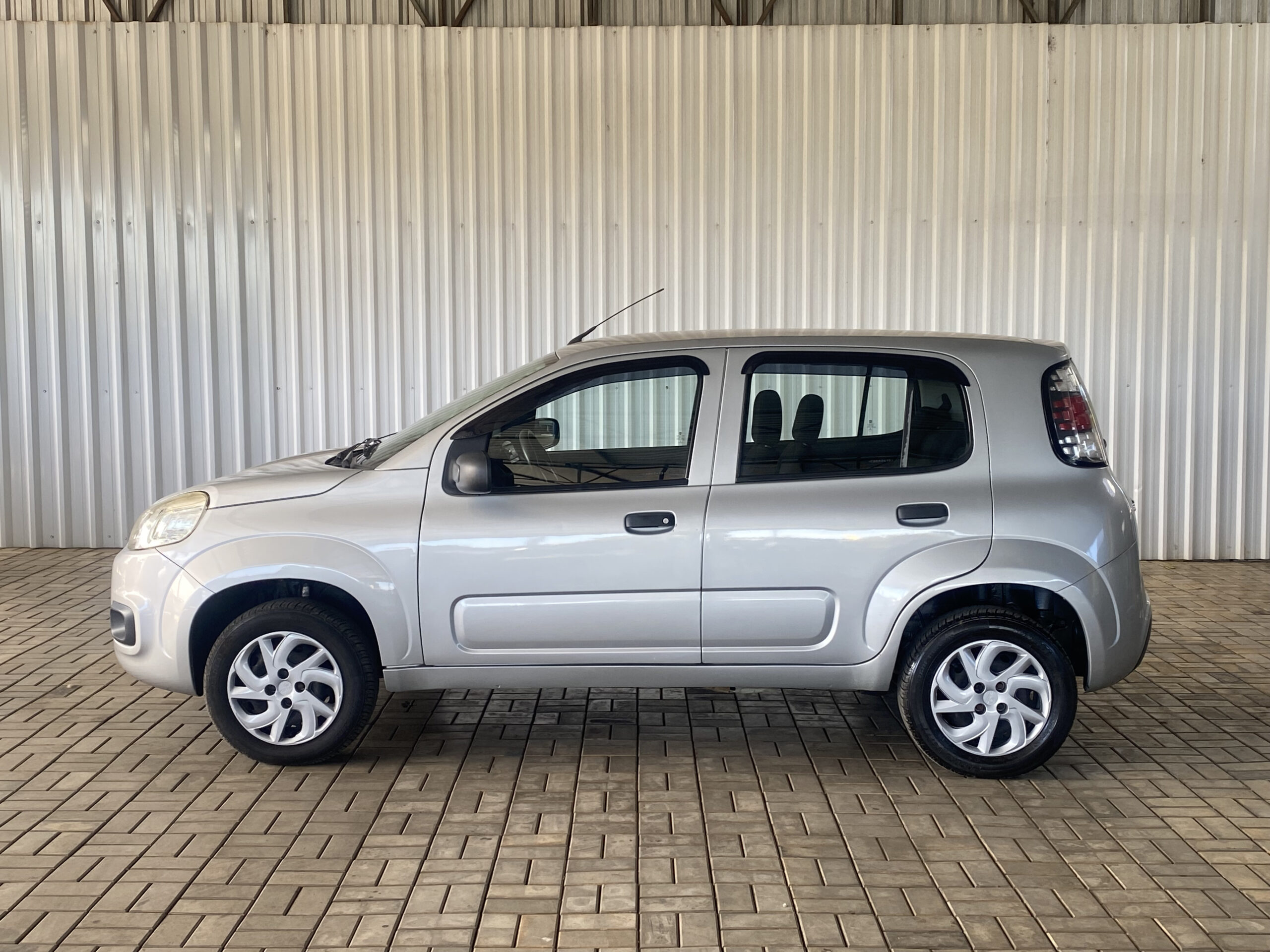 FIAT UNO ATTRACTIVE 1.0 2015 completo