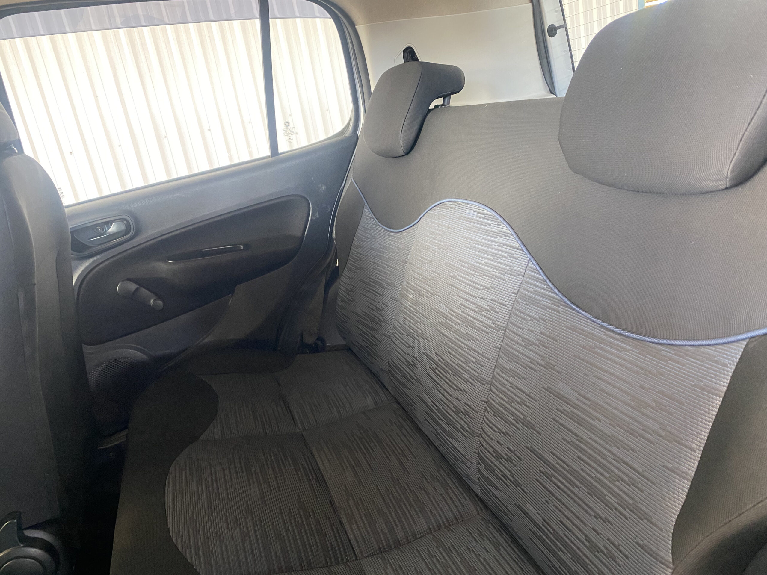 FIAT UNO ATTRACTIVE 1.0 2015 completo