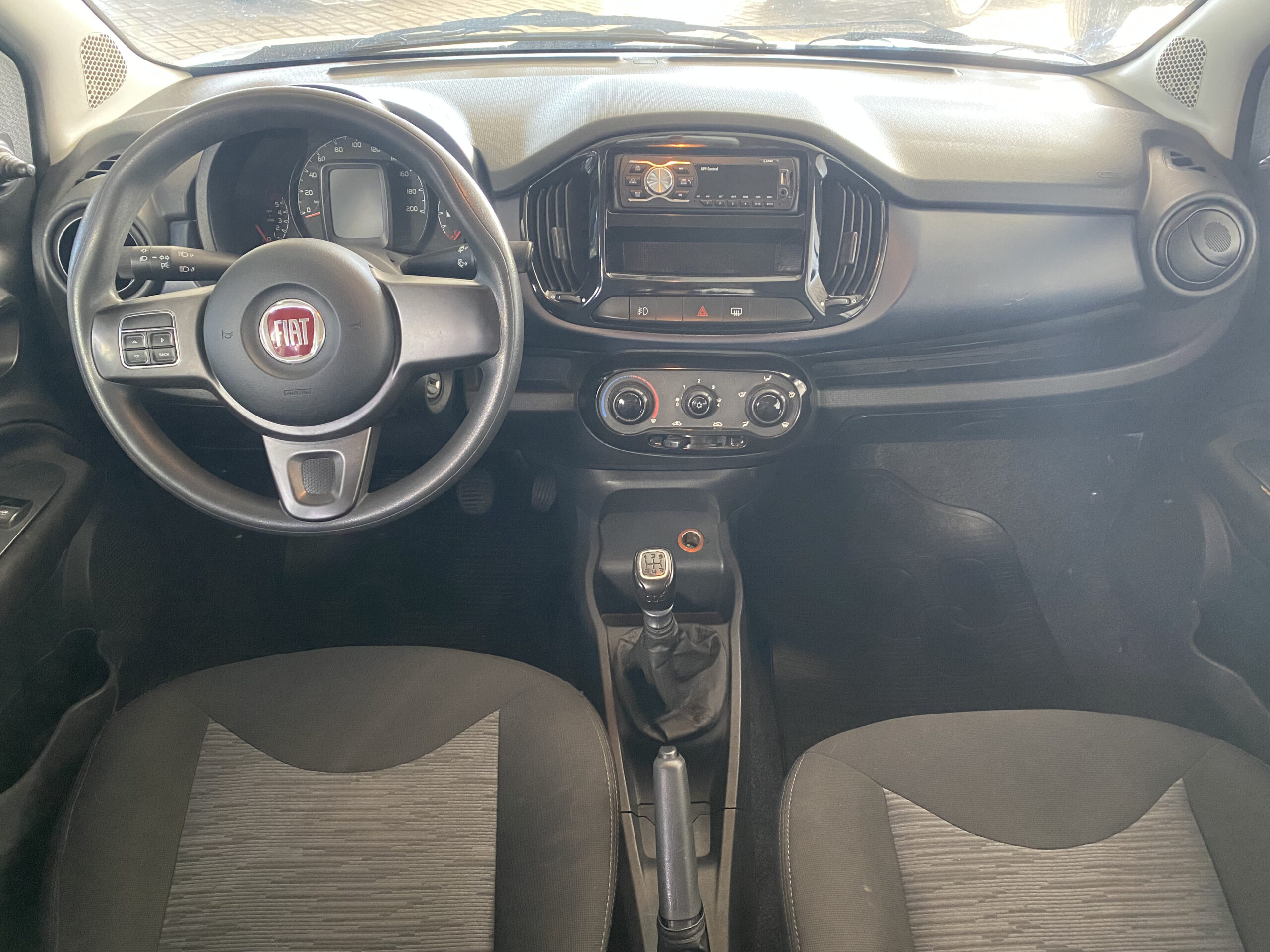 FIAT UNO ATTRACTIVE 1.0 2015 completo