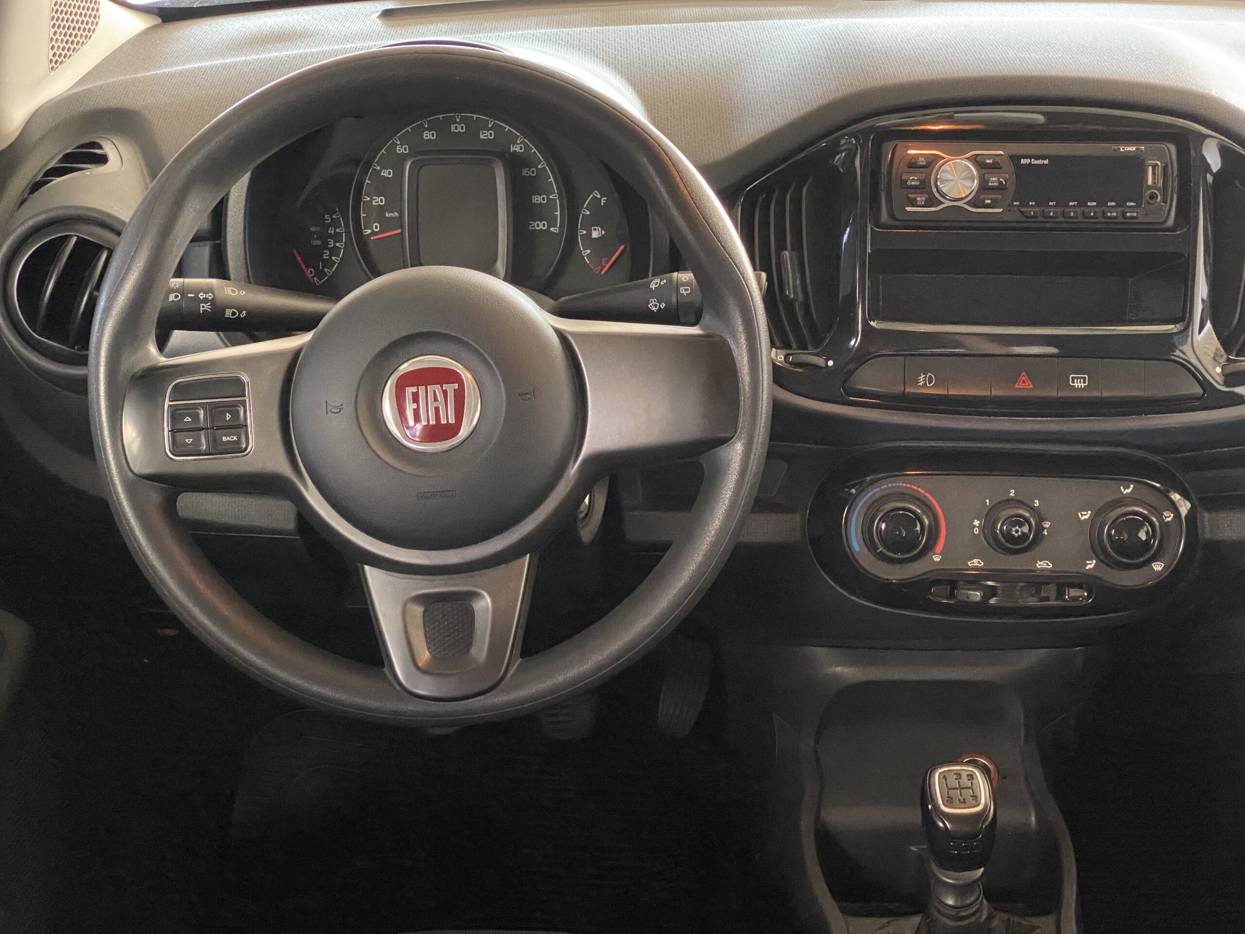 FIAT UNO ATTRACTIVE 1.0 2015 completo