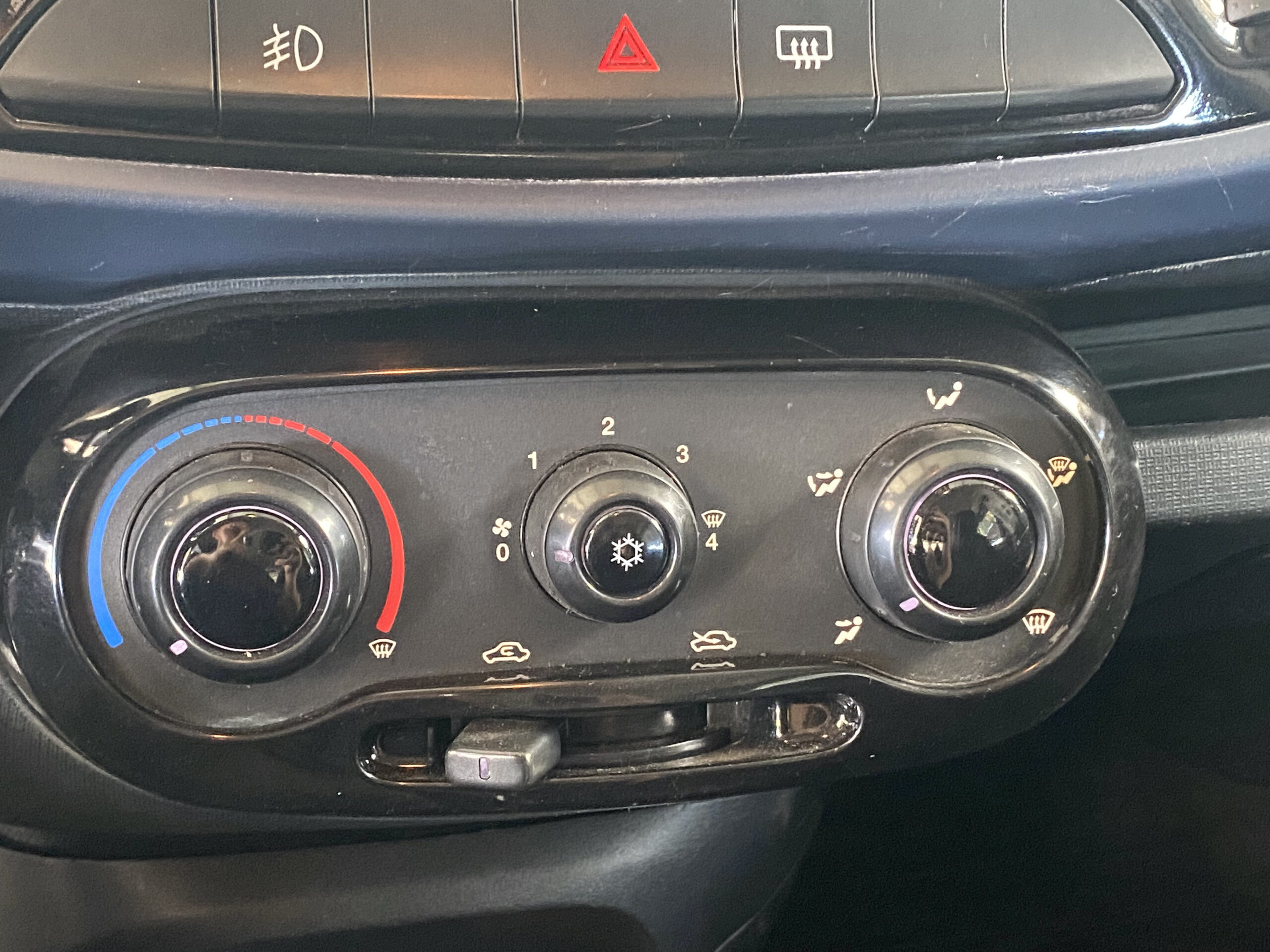 FIAT UNO ATTRACTIVE 1.0 2015 completo
